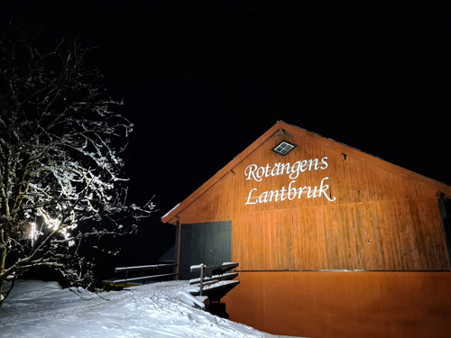 Rotängens Lantbruk fasad på natten